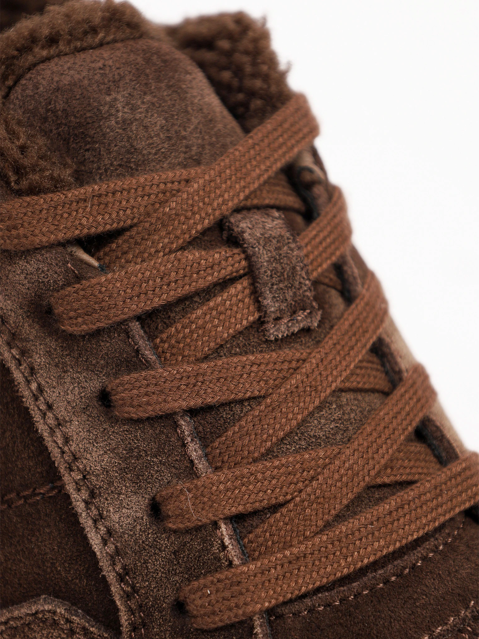 Кроссовки утепленные коричневого цвета на средней платформе